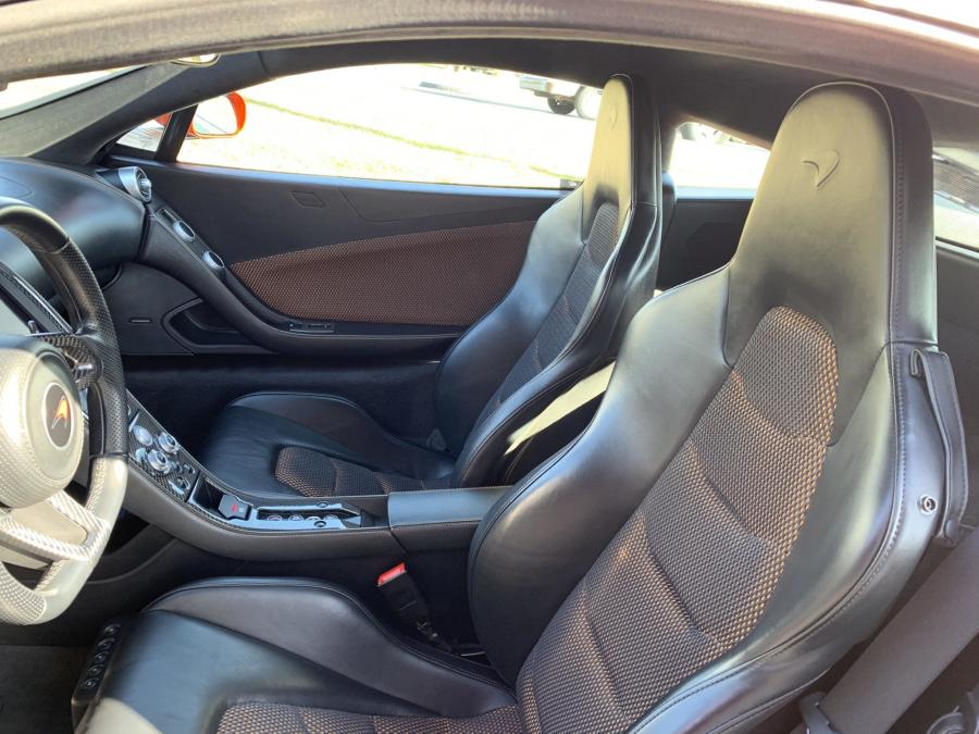Интерьер McLaren MP4-12C 2012 года  (фото 37 из 48)